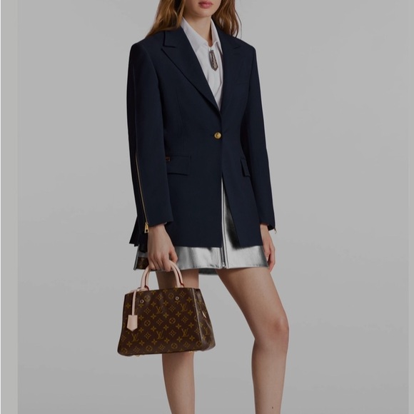 Louis Vuitton Montaigne MM PRE-owned excellent condition. Cross shoulder. Cute! - Picture 1 of 11